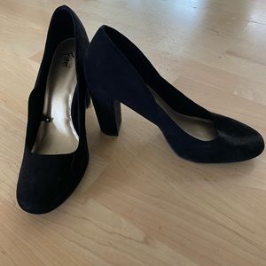 Fioni Size 12 black faux suede pumps